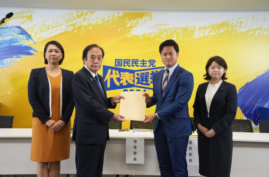 橋本、玉木各衆院議員がそれぞれ立候補を届け出たときの写真画像