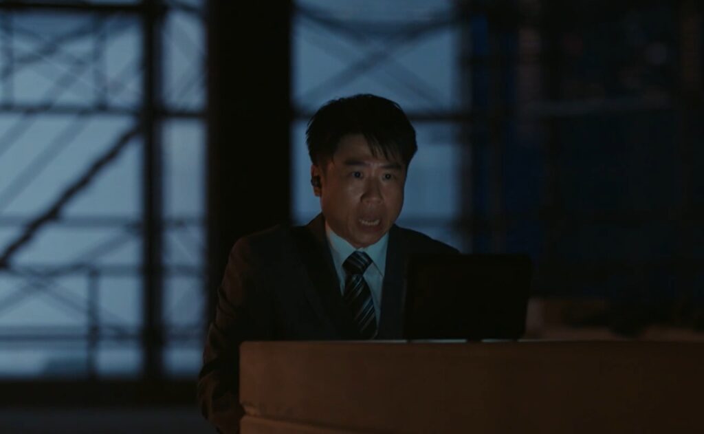 野崎の部下・鈴木祥(すずき・しょう)が、中国側の秘密組織「シンシー」へ情報を流していたシーン