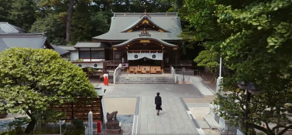 櫻井司令が赤い饅頭を見つける神社：布多天神社の眺望シーン