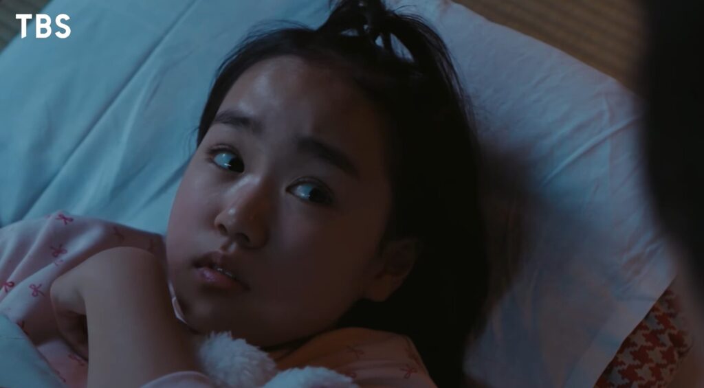 ジャミーンはベッドに横たわり、何かを目で追っている:日曜劇場『VIVANT』の後半戦予告