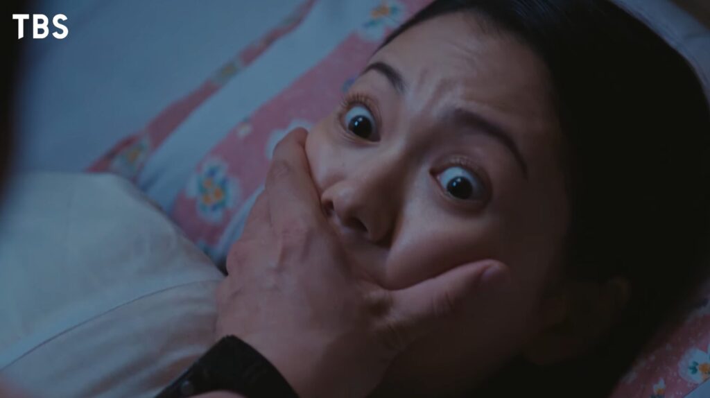 柚木薫(二階堂ふみさん)が眠っているところを、何者かに口をふさがれる場面:日曜劇場『VIVANT』の後半戦予告