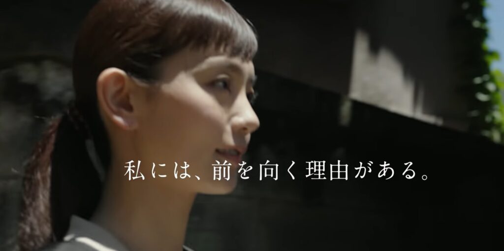 中村ゆりさん出演の日本生命CM「笑顔が大好き篇」のワンシーン