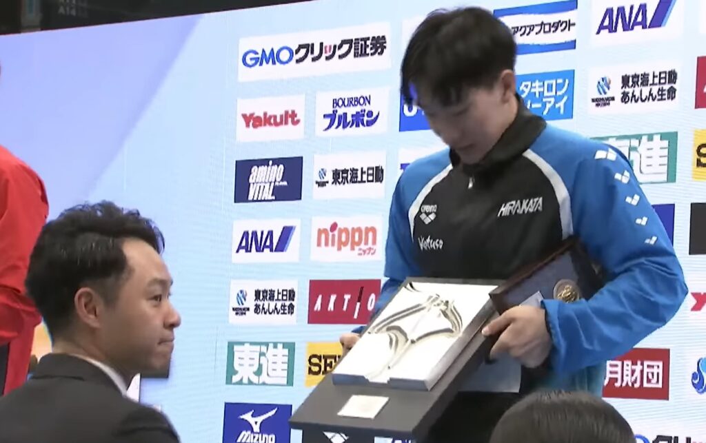 平泳ぎのレジェンド・北島康介さんから賞を受取る大橋信（おおはし・しん）選手：第101回 日本選手権水泳競技大会 3日目 決勝