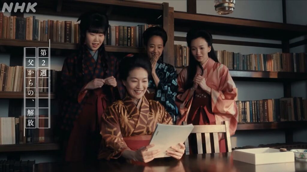 朝ドラ『ブラッサム』第2週の場面。本棚が並ぶ部屋で、珠たち4人の女学生が完成した同人誌を手に取り、満面の笑みで眺めています。