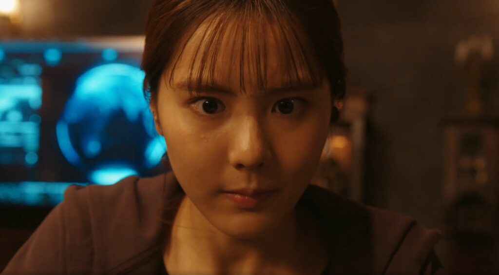 VIVANT20話、パソコンを真剣に高速にうつ太田のかわいい眼差し
