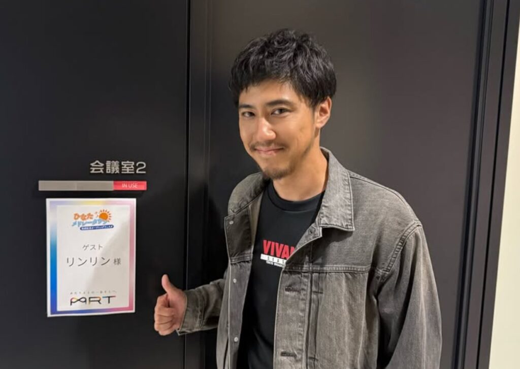 ドラマ『VIVANT』でスキンヘッド姿の周浩然を演じたリンリンさん。撮影が終わって髪もヒゲも伸ばした近況シーン。