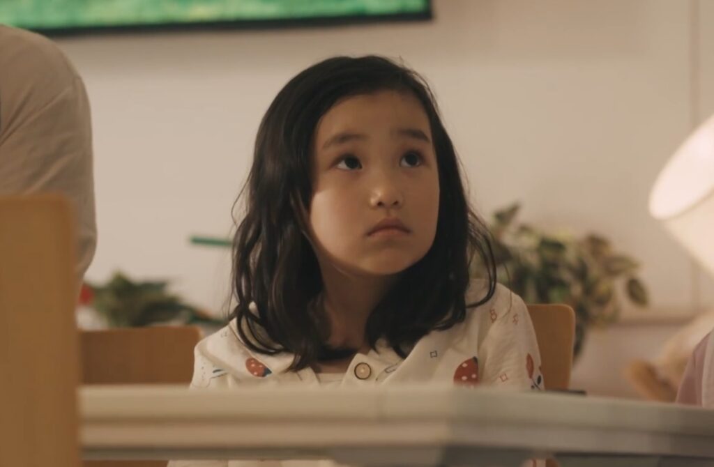 ドラマ『LOST10』で田畠の娘・乃々役を演じる子役・木内天奏さんの病室でのワンシーン。