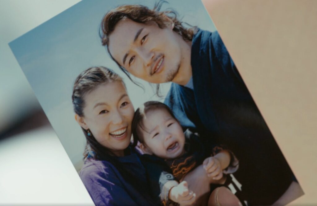 ドラマ『VIVANT』より、アディエルと笑顔の女性、幼いジャミーンが仲良く寄り添って写っている家族写真の画像。合成（CG）によって作成された家族の思い出の写真。