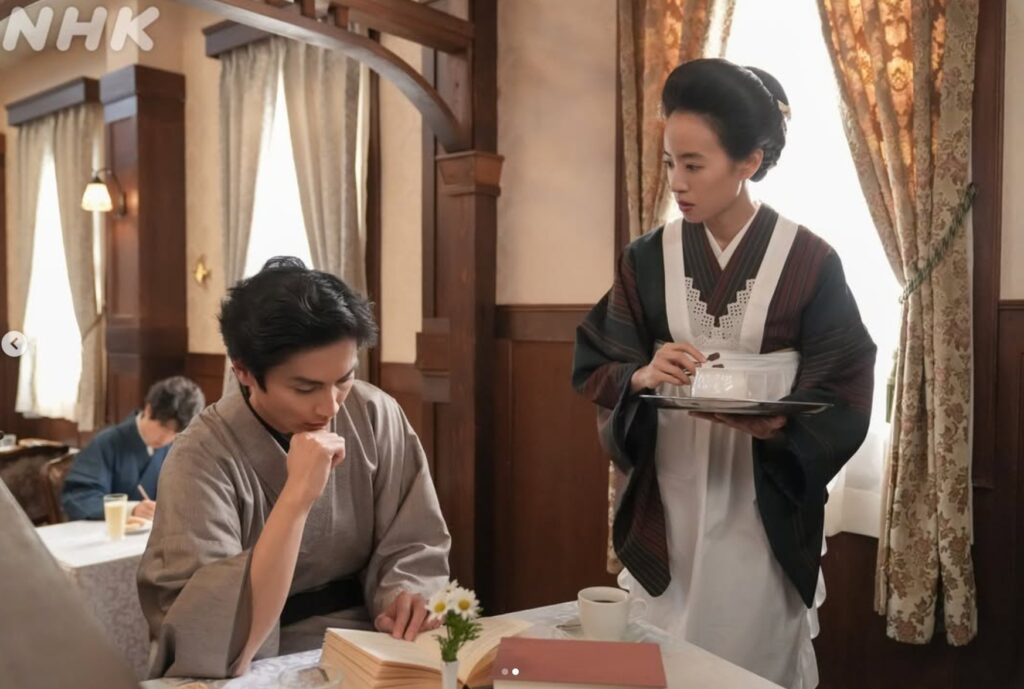 『ブラッサム』第23回の一幕。和服姿で振り返る秋山格之介を演じる高良健吾さん。コーヒーに角砂糖を8個も入れる、芥川龍之介をモチーフにした作家の個性的なワンシーン。