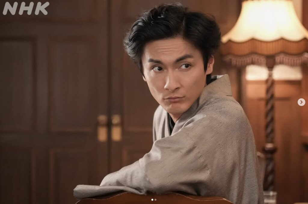 『ブラッサム』和服姿で振り返る秋山格之介を演じる高良健吾さん。芥川龍之介をモチーフにした作家のワンシーン。
