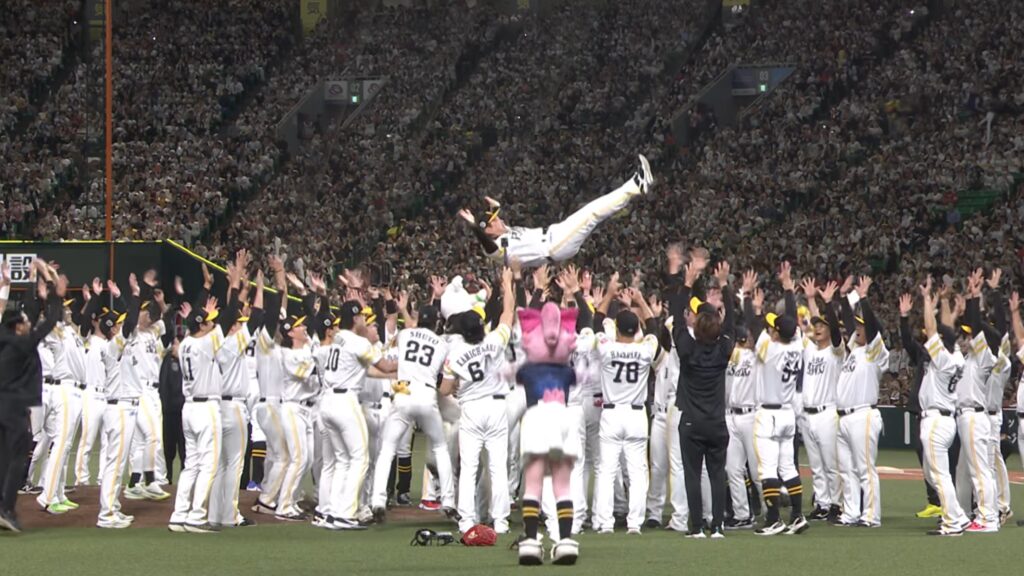 日本シリーズ2026でDeNAを4連勝で破り優勝を果たした福岡ソフトバンクホークス。超満員のグラウンド中央で選手やスタッフに胴上げされ空中に舞う監督と歓喜に包まれる胴上げシーン。