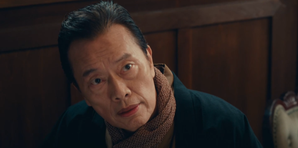 ドラマ『ブラッサム』第24回で、思い切って小説を渡した珠に対し、遠藤憲一さん演じる黒崎編集長が手厳しい評価を下す、緊迫した表情のワンシーン。